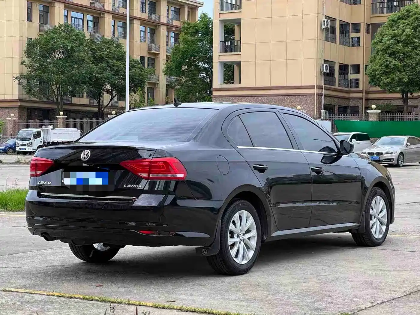 Volkswagen Lavida 2015 1.6L Automatic Comfort Edition фото 5