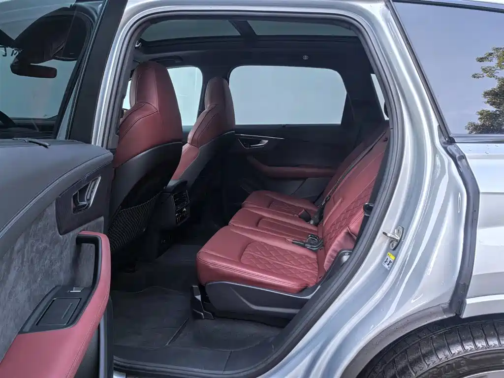 Audi SQ7 2024 4.0 TFSI фото 12