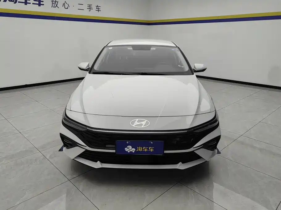 Фото 2 - Hyundai Elantra