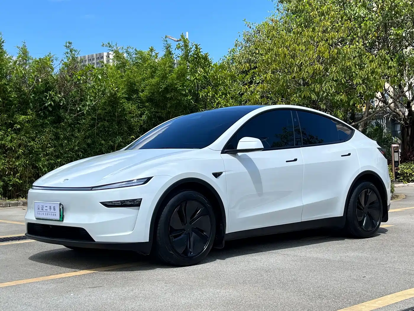 Tesla Model Y 2025