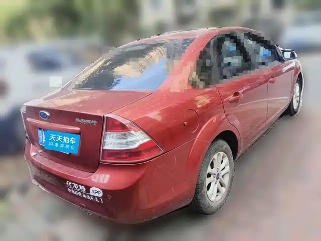 Ford Focus 2013 Sedan Classic 1.8L Automatic Base — фото 2