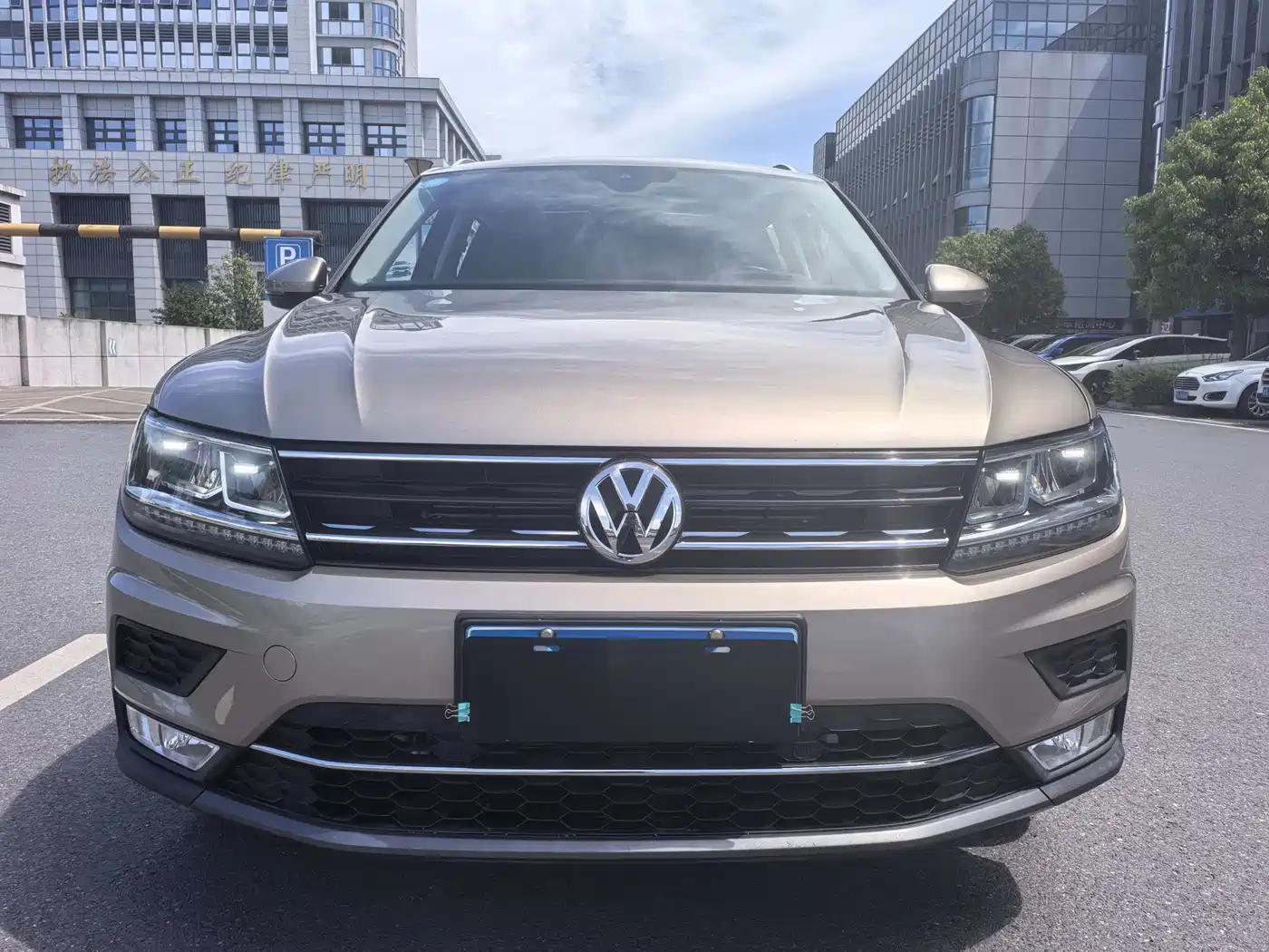 VOLKSWAGEN TIGUAN