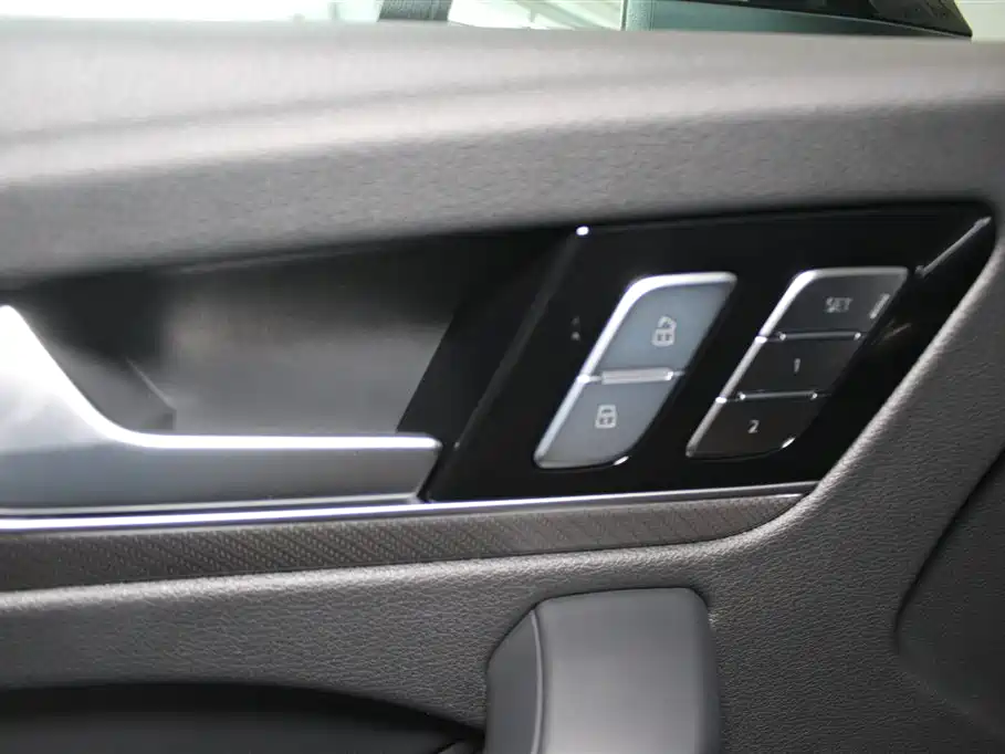 Audi Q5L 2025 45th Anniversary Edition 45 TFSI Luxury Sport фото 14