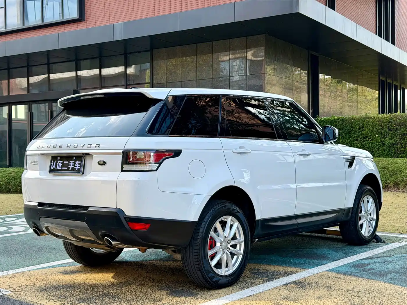 Land Rover Range Rover Sport 2016 Model 3.0 SC V6 SE фото 9