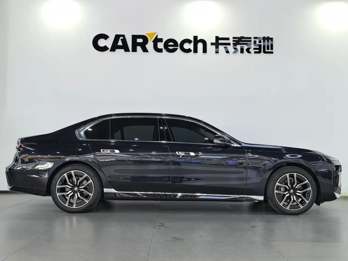 BMW 7 Series 2023 Model 735Li M Sport Package фото 30