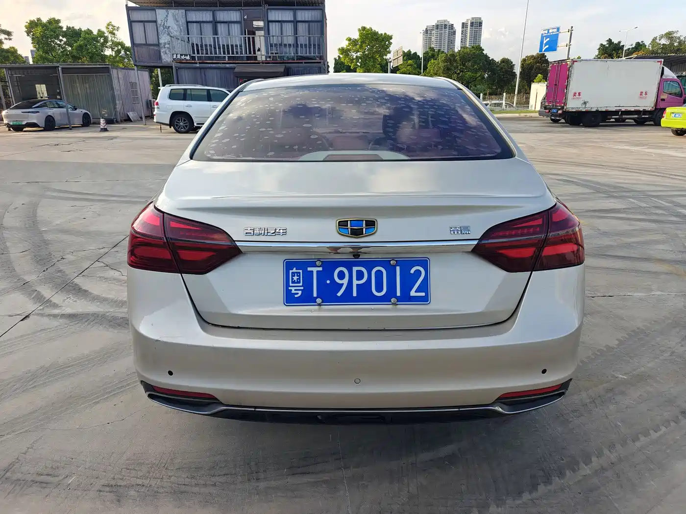 Фото 4 - Geely Emgrand