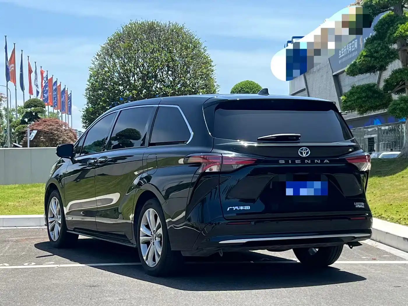 Toyota Sienna 2023 2.5L Hybrid Premium Edition фото 9