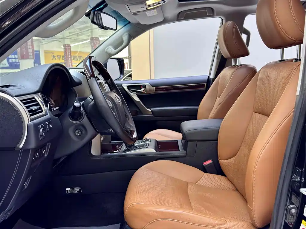 Photo 8 - Lexus GX