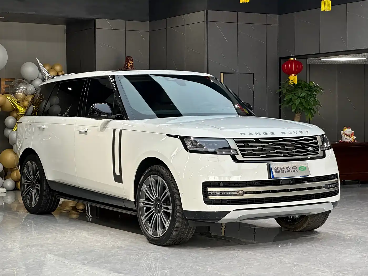 Land Rover Range Rover 2023 3.0 L6 400PS Golden Age Long Wheelbase фото 3