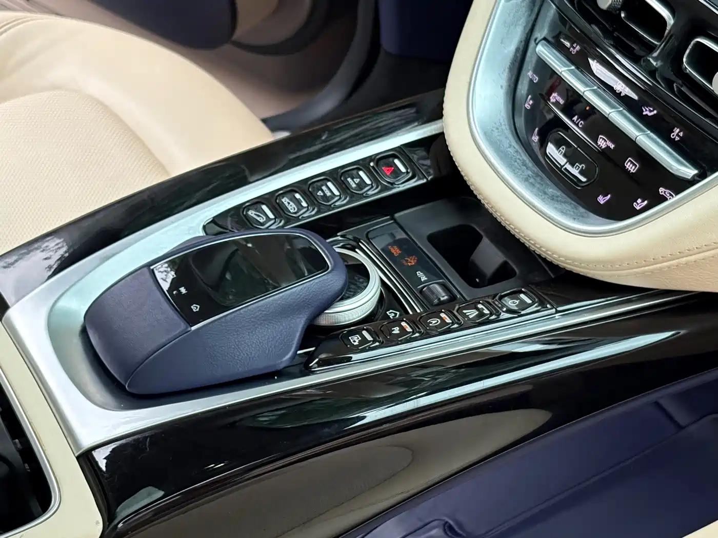 Aston Martin DBX 2021 2021 4.0T V8 Silk Road Splendor