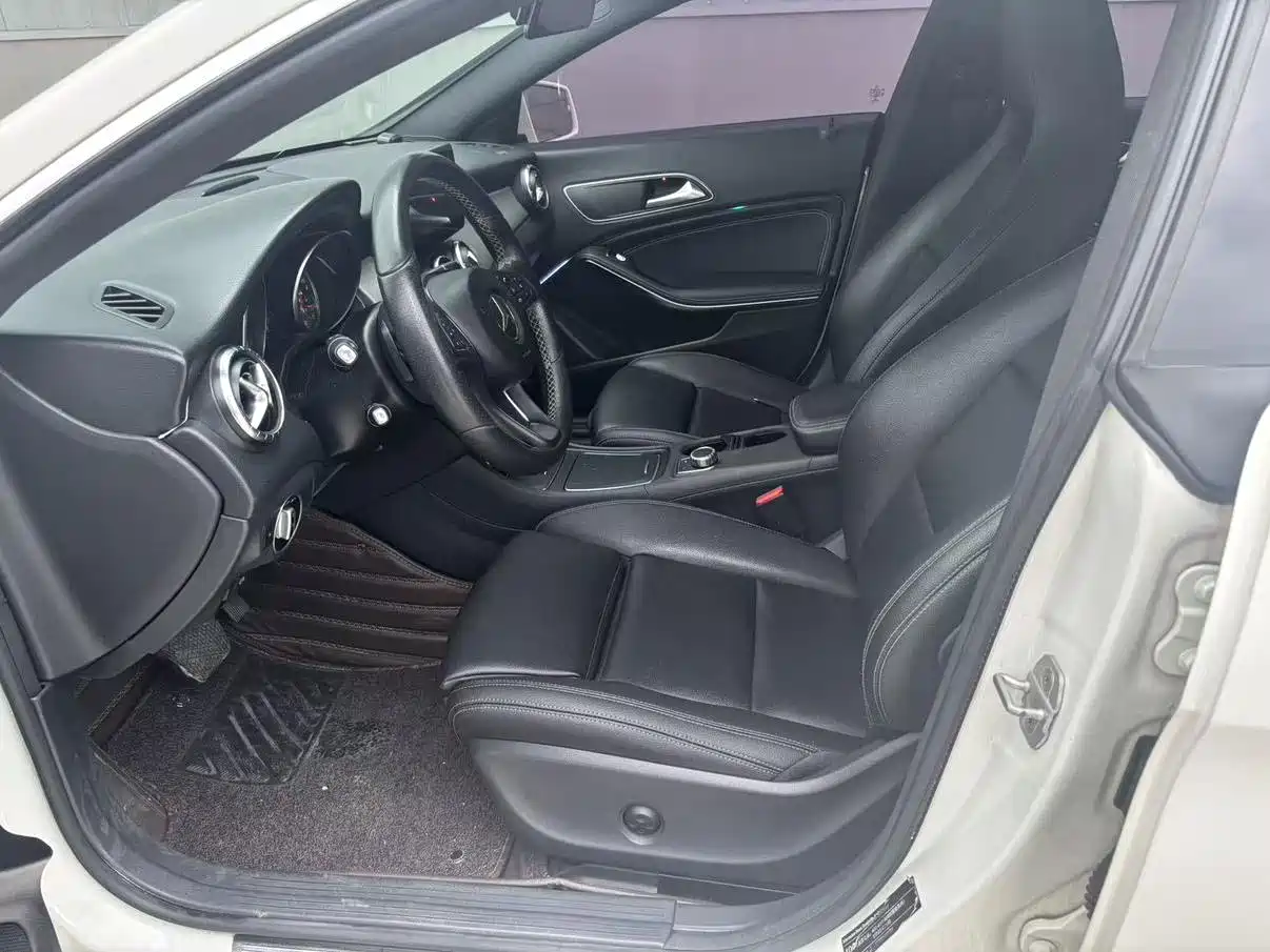 Mercedes-Benz CLA (Import) 2016 CLA 200 Fashion фото 4