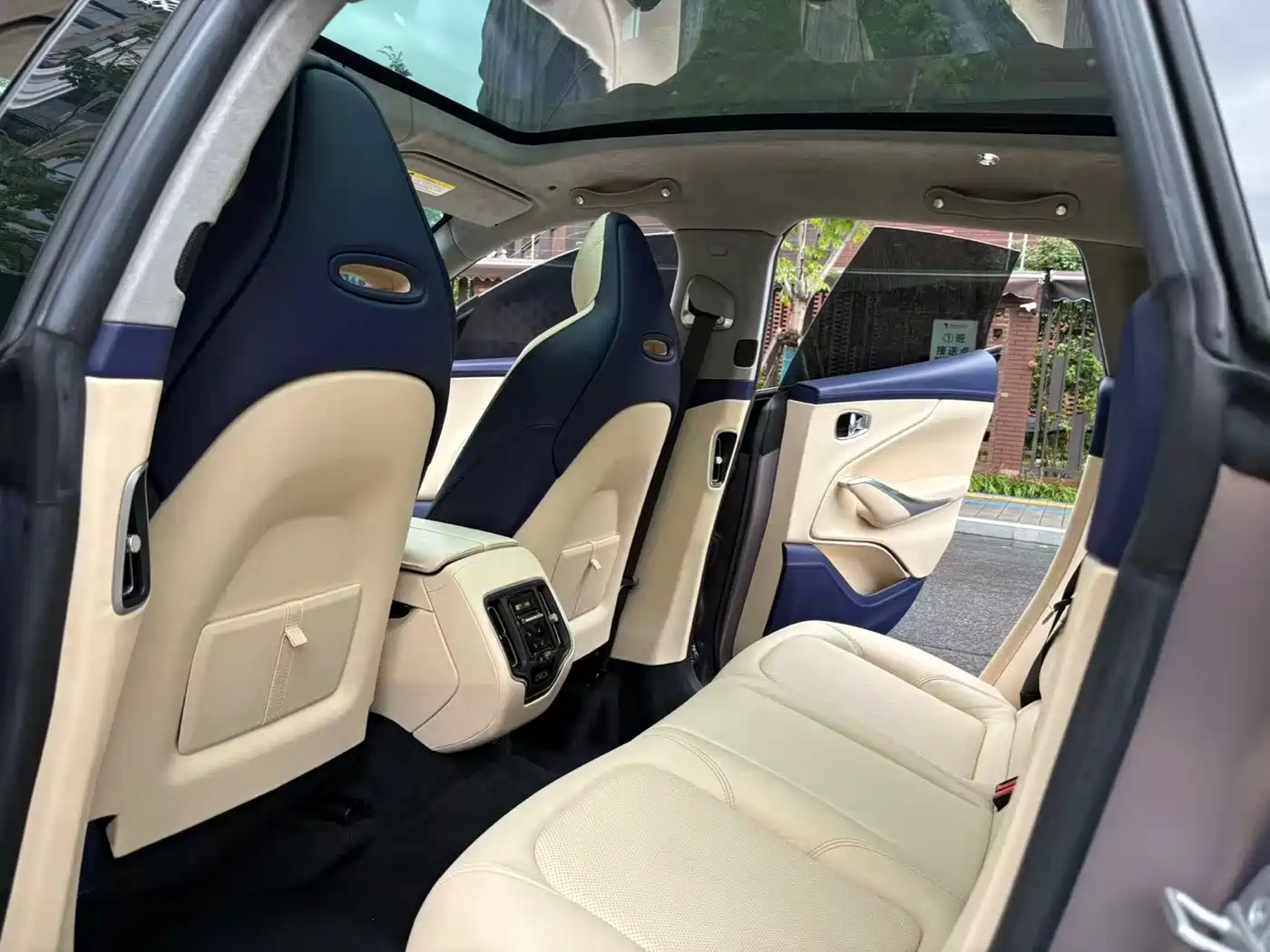 Aston Martin DBX 2021 2021 4.0T V8 Silk Road Splendor