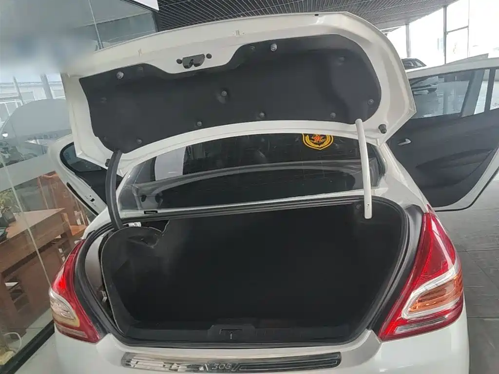 Peugeot 308 2014 Model Joy Edition Classic 1.6L Automatic Superior Style фото 19
