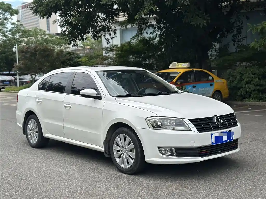 Volkswagen Lavida 2013 1.6L Automatic Comfort Edition фото 3