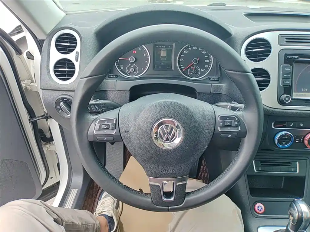VOLKSWAGEN TIGUAN