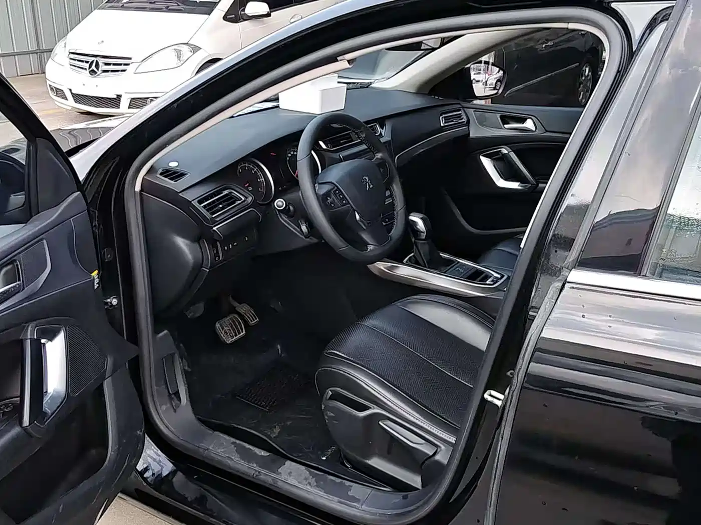 Peugeot 408 2016 1.6T Automatic Luxury Edition фото 13