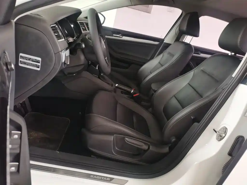 Volkswagen Sagitar 2015 1.6L Automatic Comfort фото 15