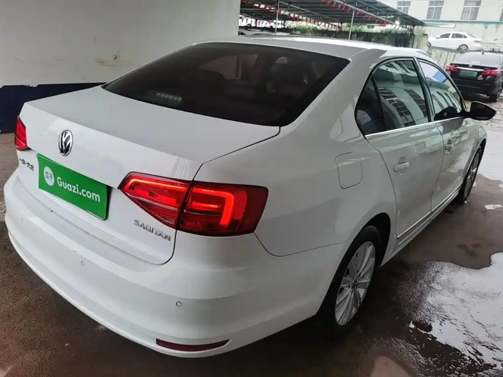 Volkswagen Sagitar 2015 1.6L Automatic Comfort фото 7