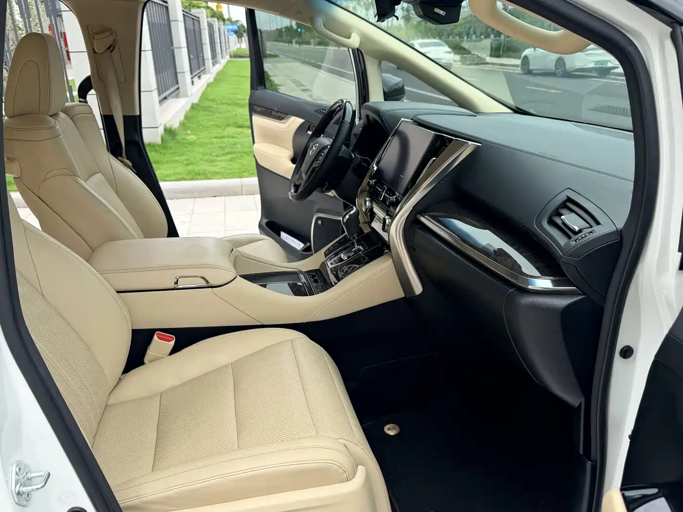 Toyota Vellfire 2020 Twin Engine 2.5L HV Premium Edition фото 10
