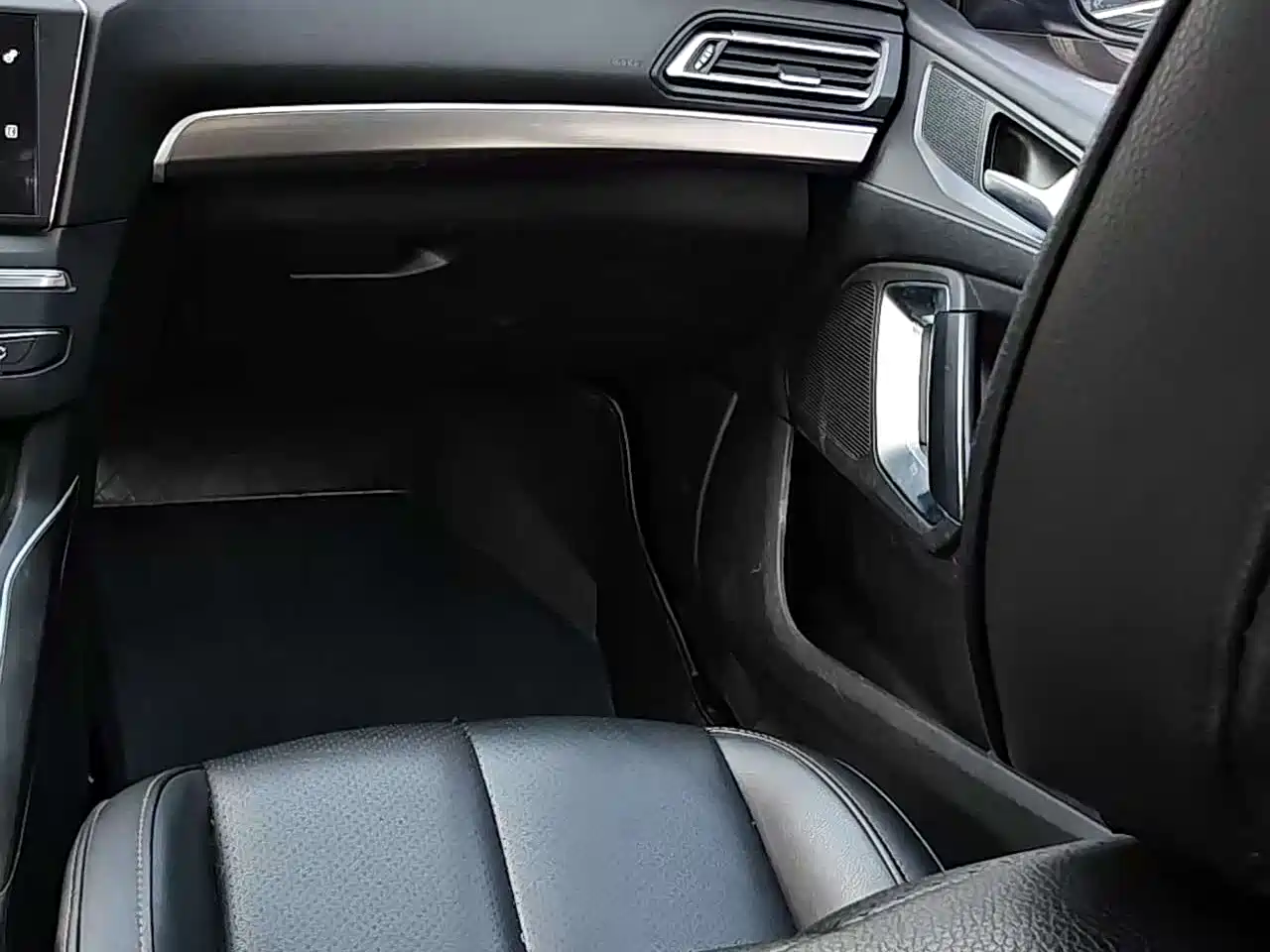 Peugeot 408 2016 1.6T Automatic Luxury Edition фото 6