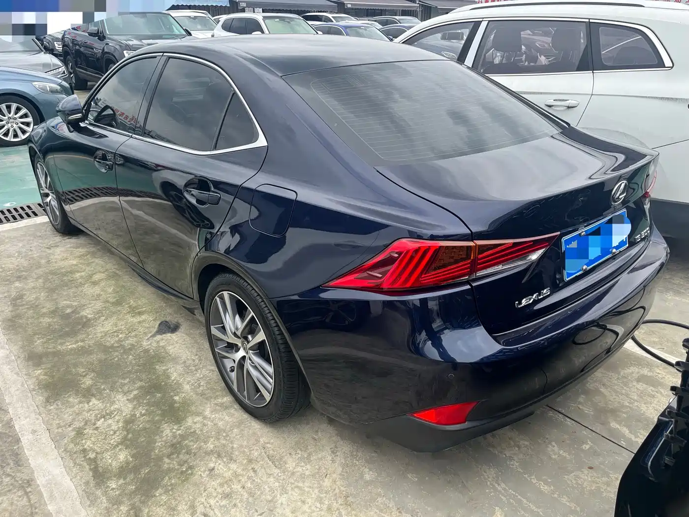 Lexus IS 2018 2017 300 Leading Edition