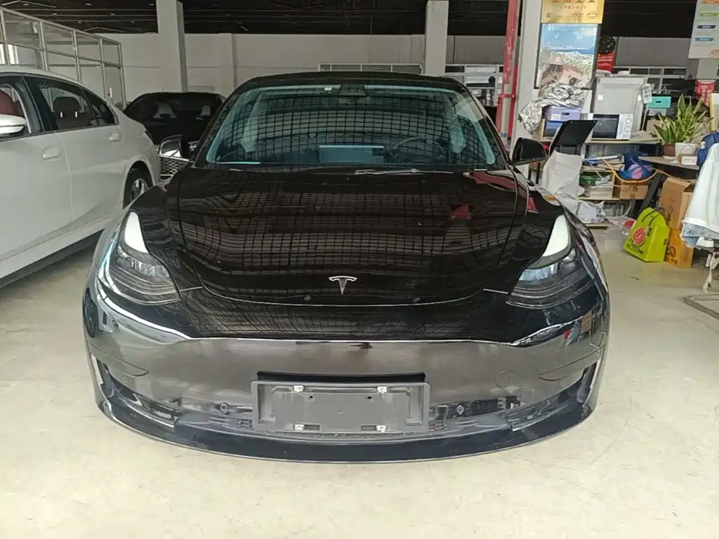 Фото 3 - Tesla Model 3