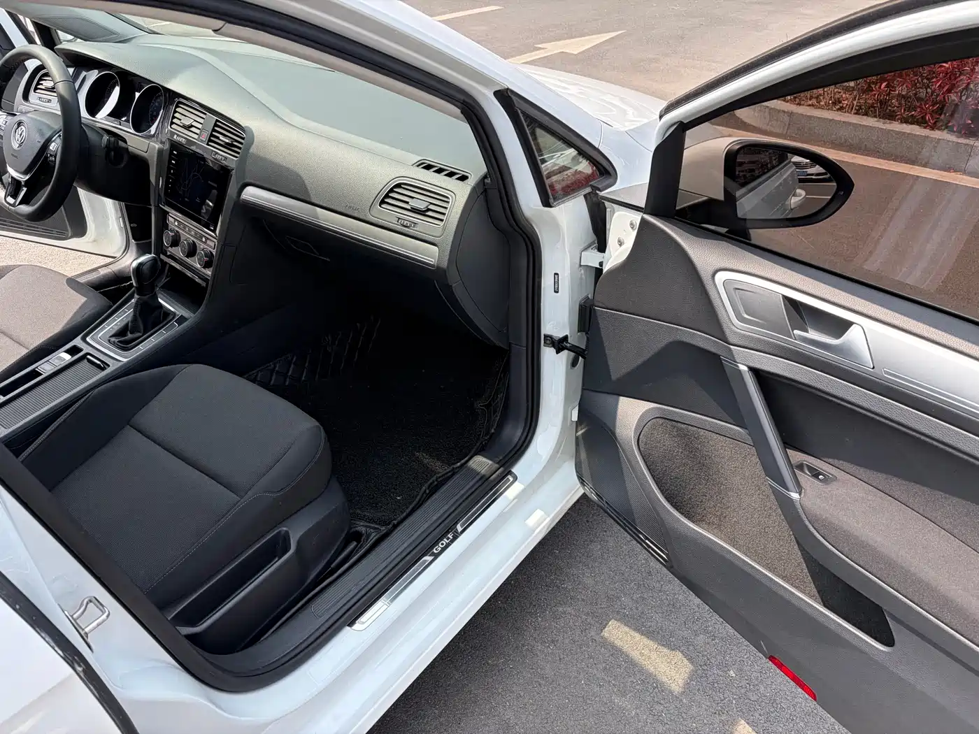 Volkswagen Golf 2020 Beloved Edition 200TSI DSG Comfort фото 4