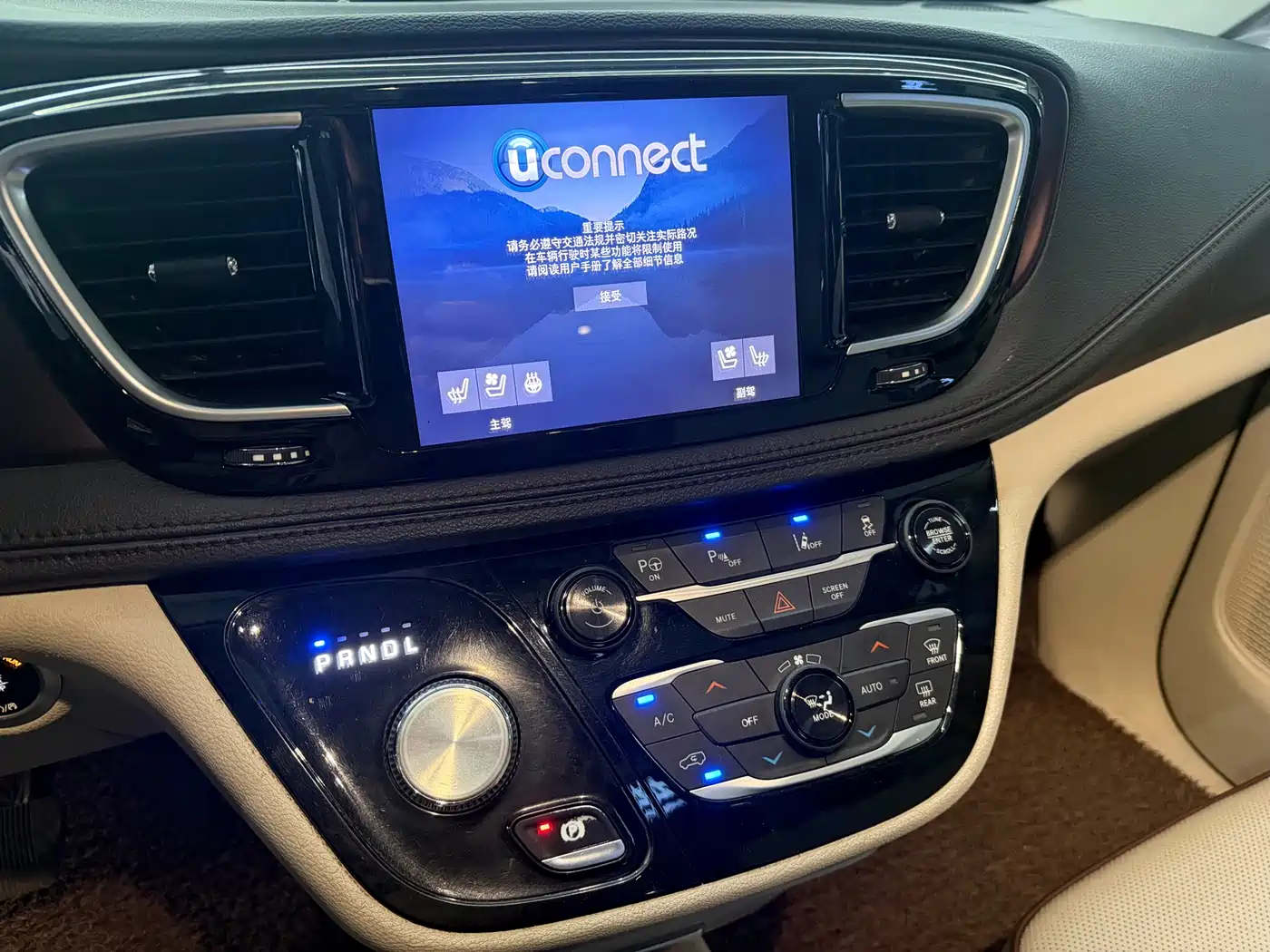 Chrysler Grand Voyager (Import) 2018 2017 3.6L Premium Edition
