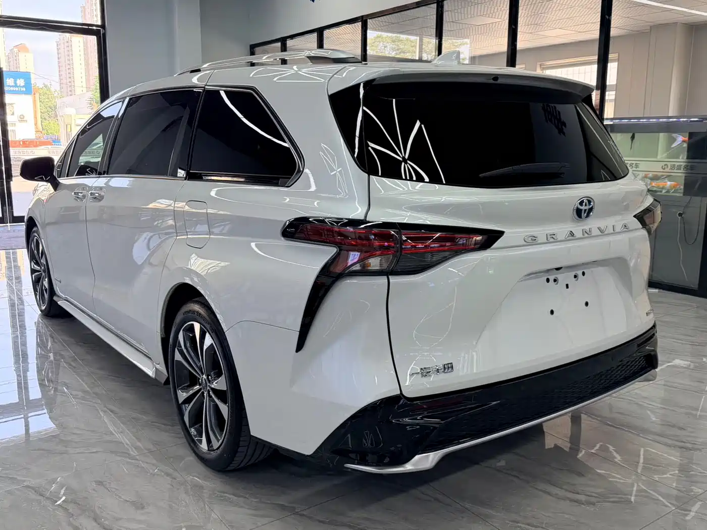 Toyota Granvia 2023 2.5L Hybrid Prestige PLUS Edition фото 3