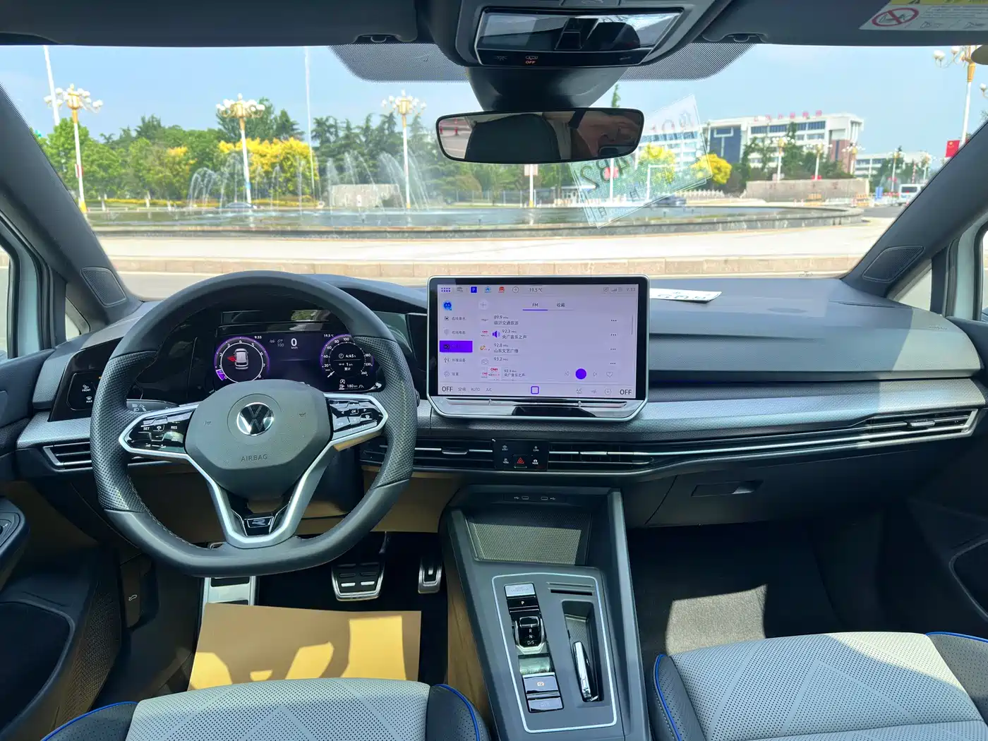 Volkswagen Golf 2025 300TSI R-Line фото 11