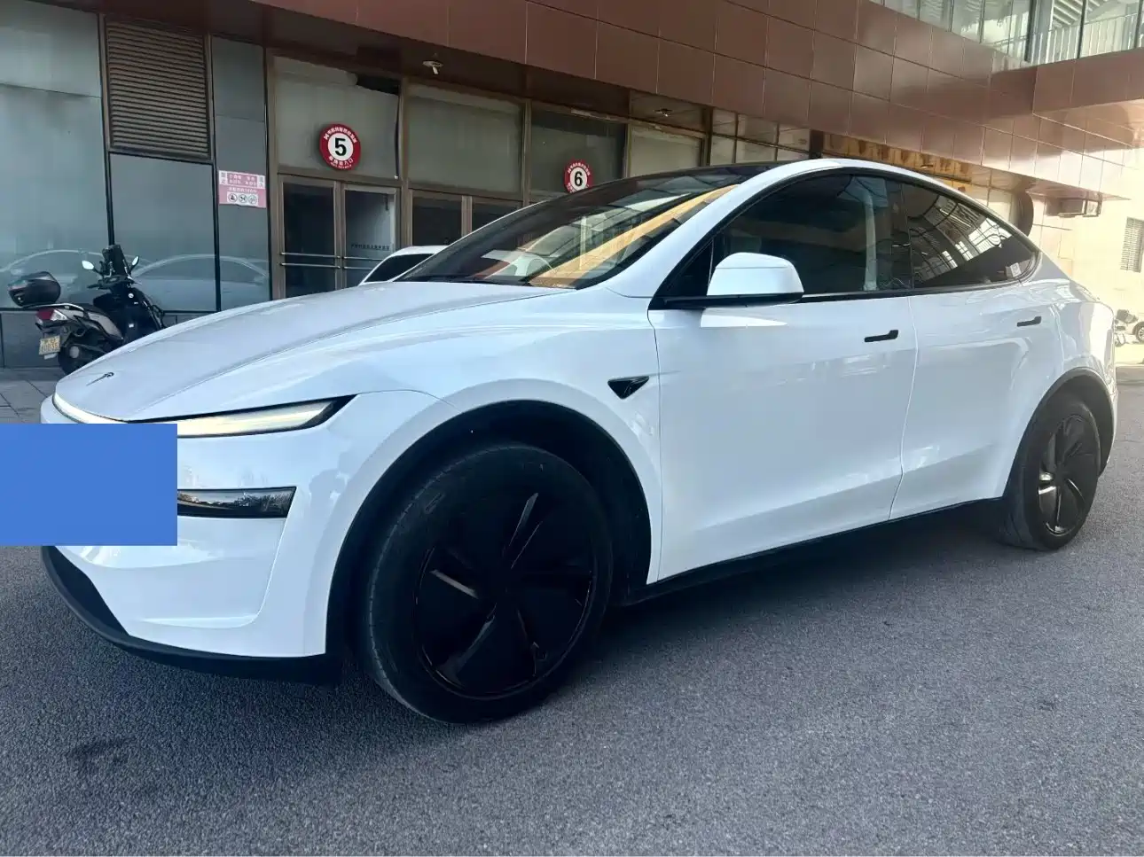 TESLA MODEL Y