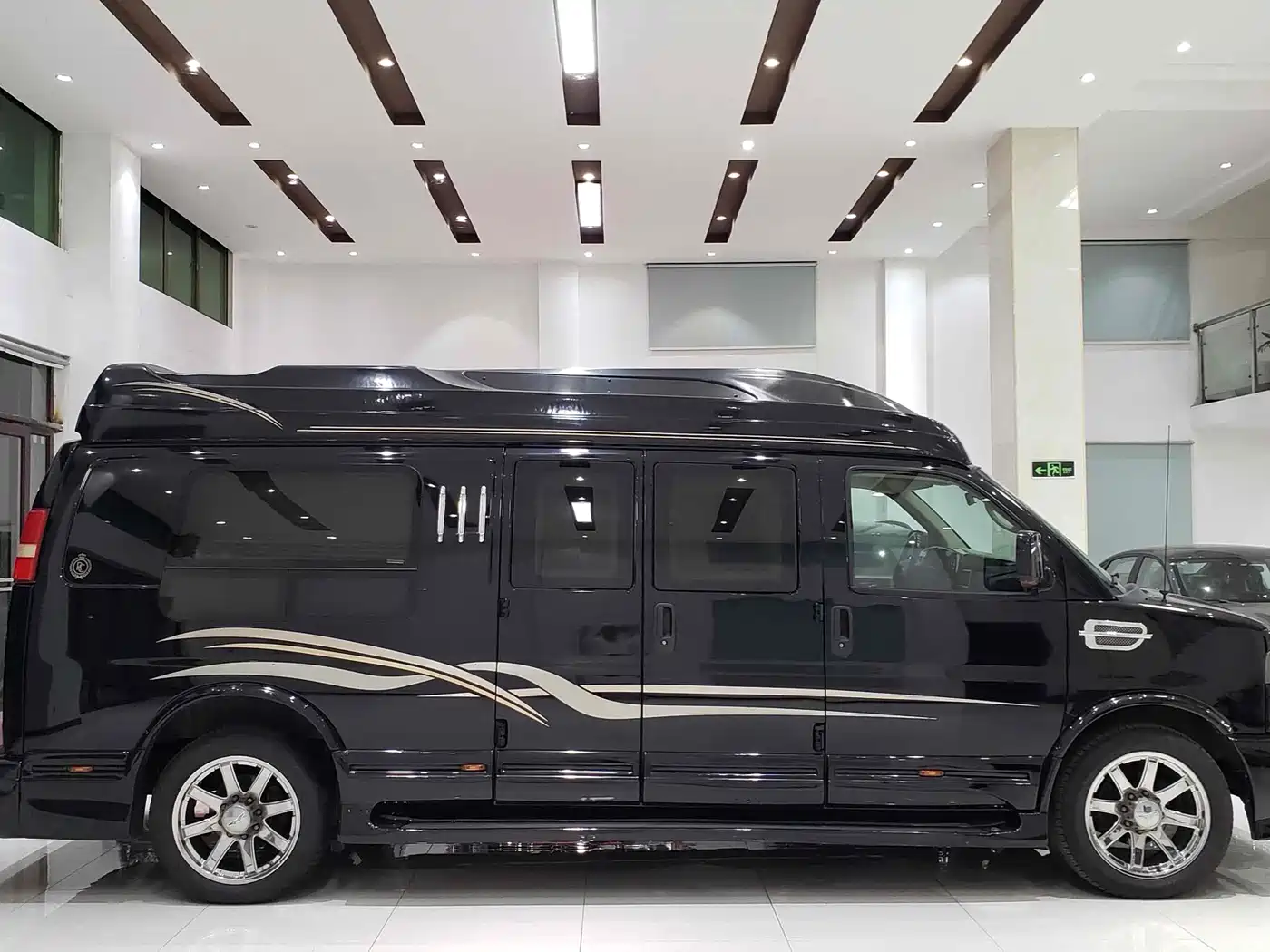 GMC Savana 2017 2014 6.0L Long Wheelbase Leader Edition