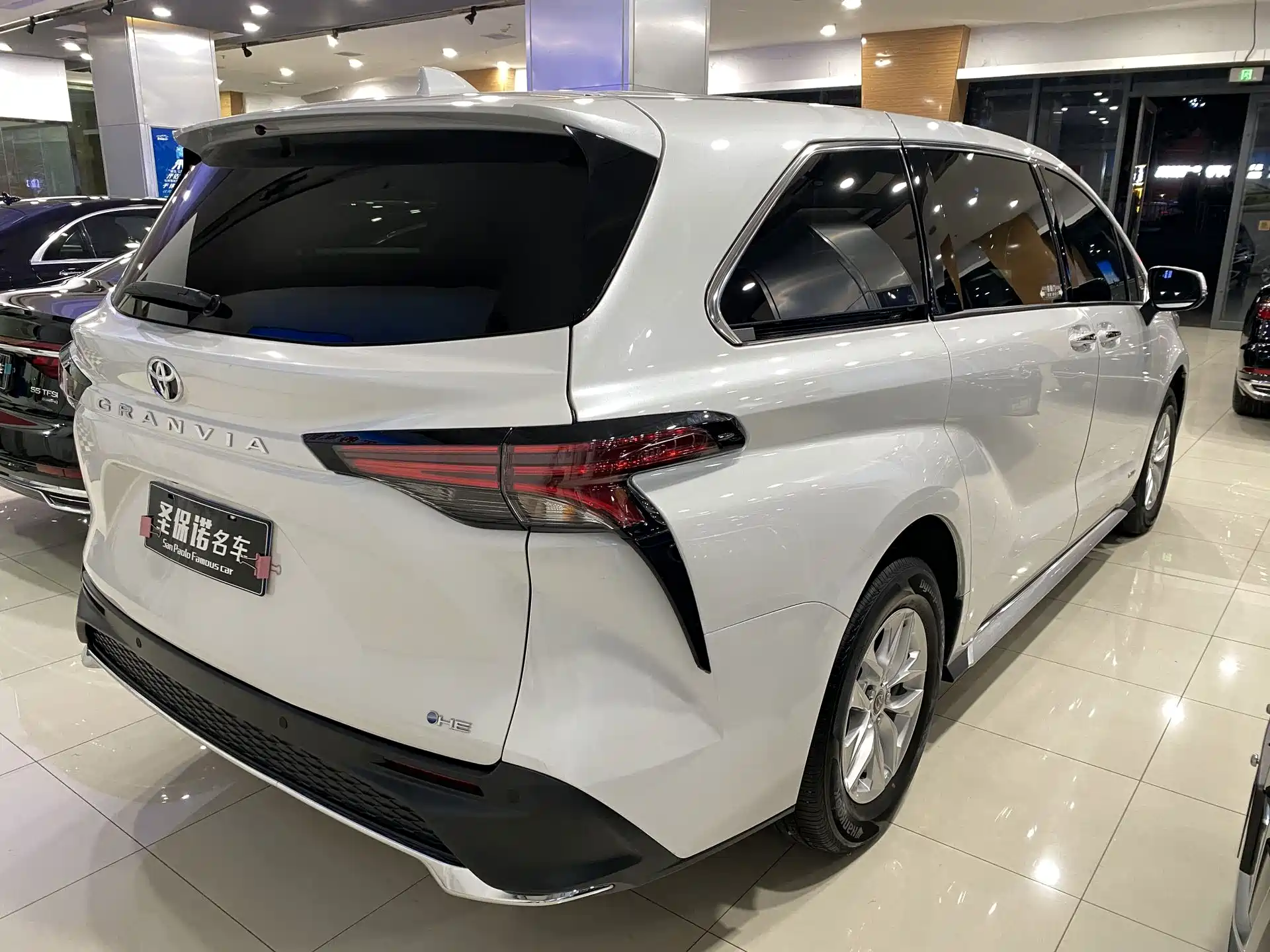 Фото 4 - Toyota Granvia