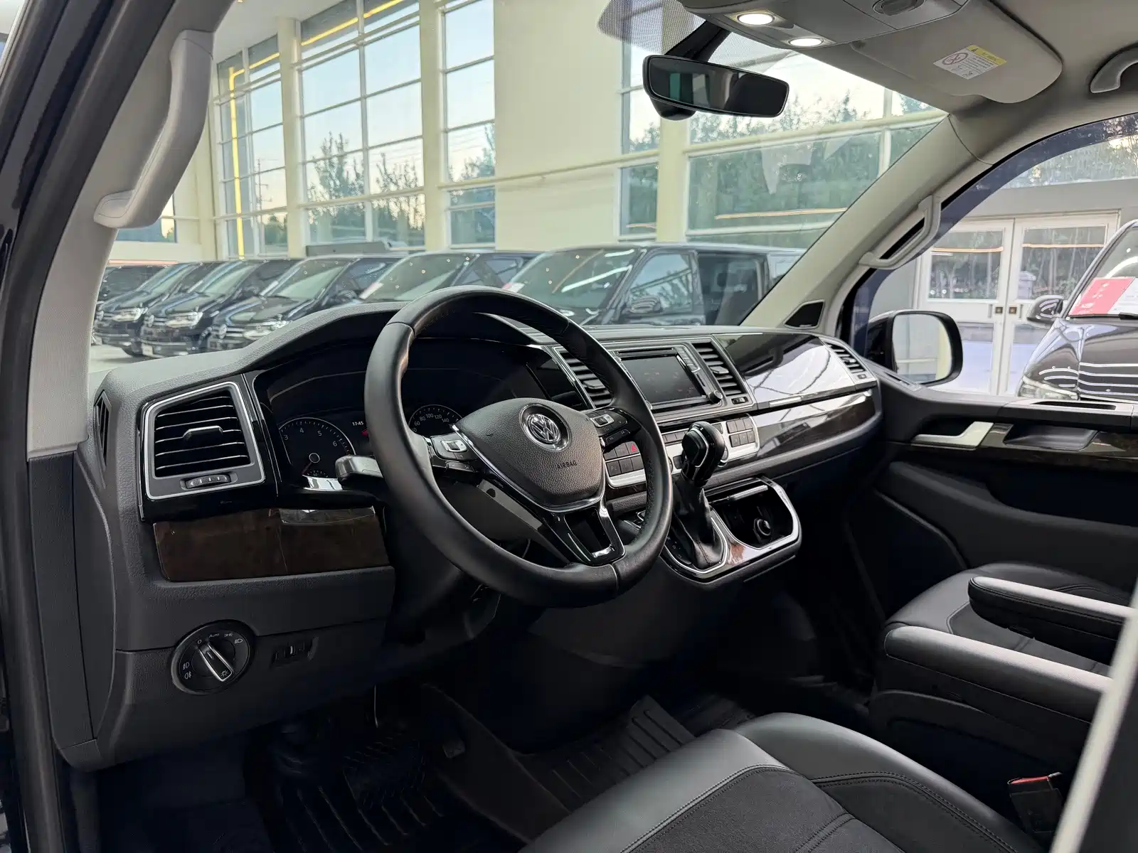 Photo 9 - Volkswagen Multivan