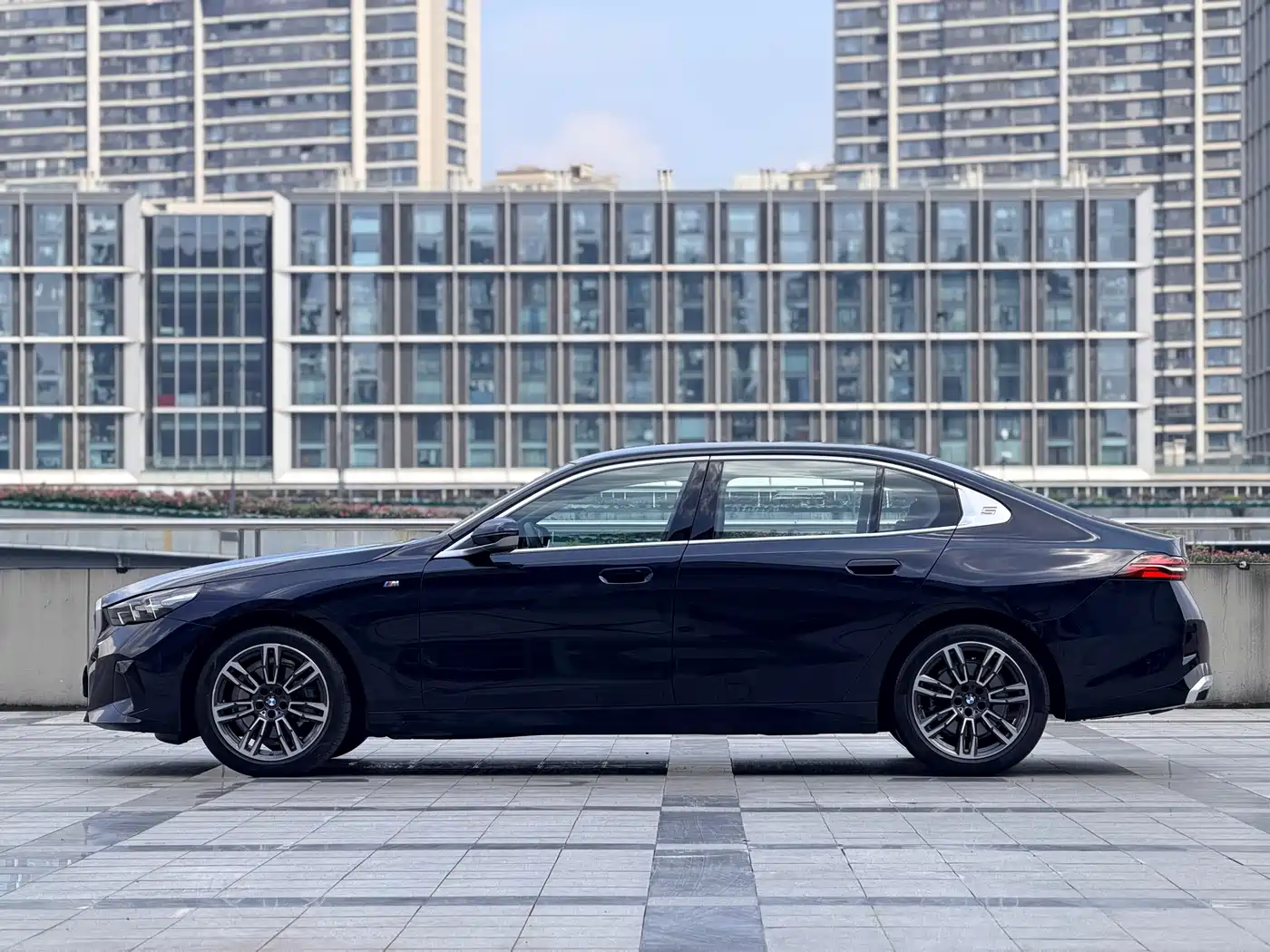 BMW 5 Series 2024 525Li M Sport Package фото 4