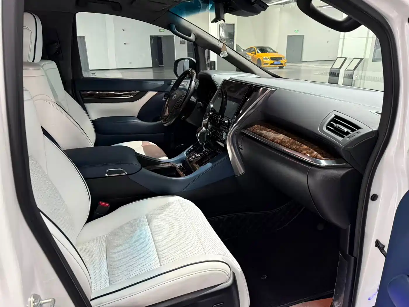 Toyota Alphard 2021 Hybrid 2.5L Luxury фото 9