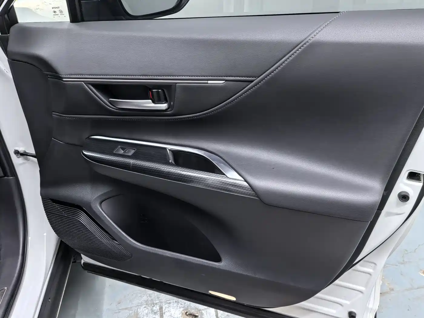 Toyota Venza 2022 Dual Engine 2.5L CVT 2WD Premium фото 16