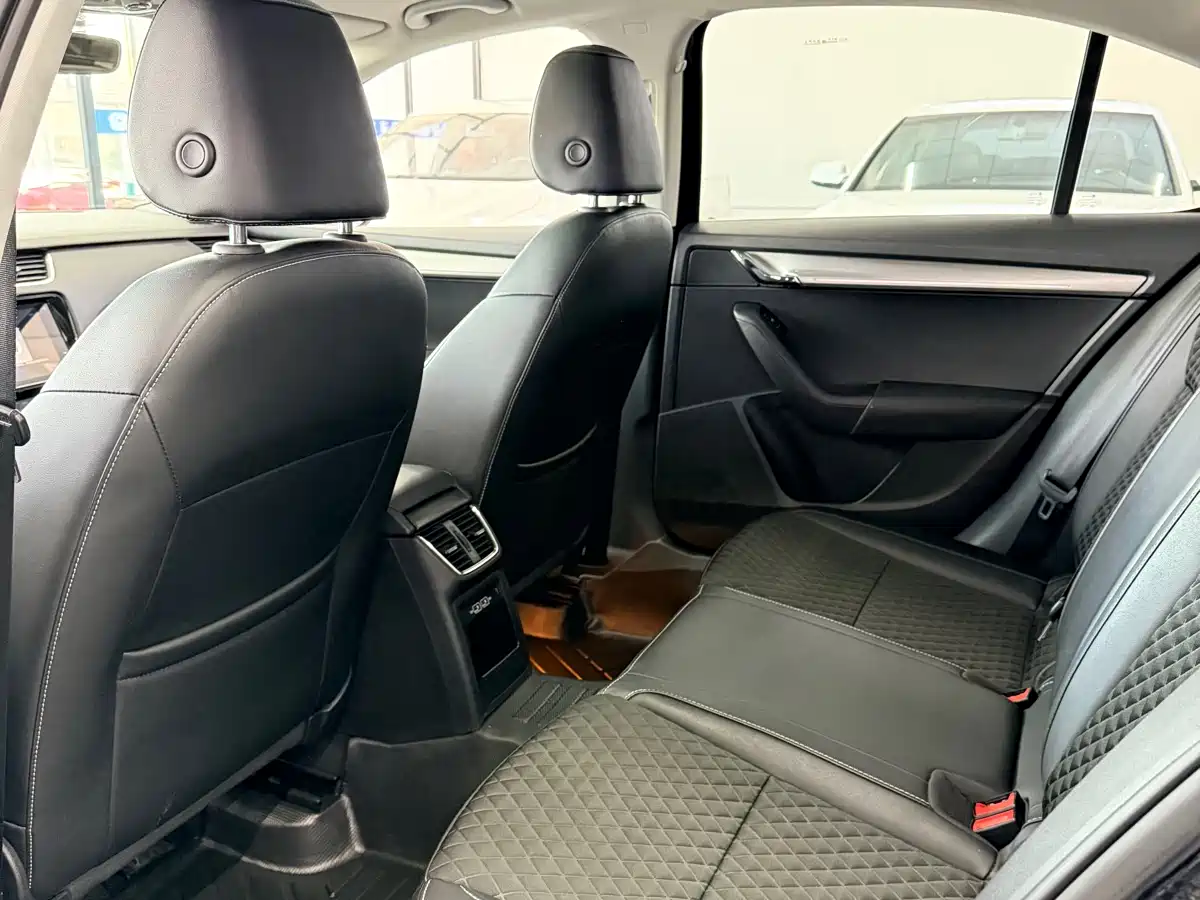 Škoda Octavia 2019 TSI280 DSG Smart Drive Luxury Edition China VI фото 22