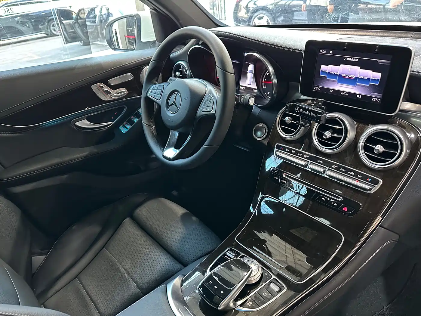 Mercedes-Benz GLC 2019 GLC 260 L 4MATIC Luxury фото 16