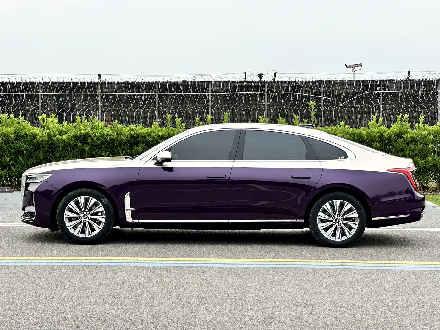 Hongqi H9 2022 2.0T Smart Connect Flag Enjoy Edition фото 3