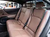 Photo 12 - Lexus ES