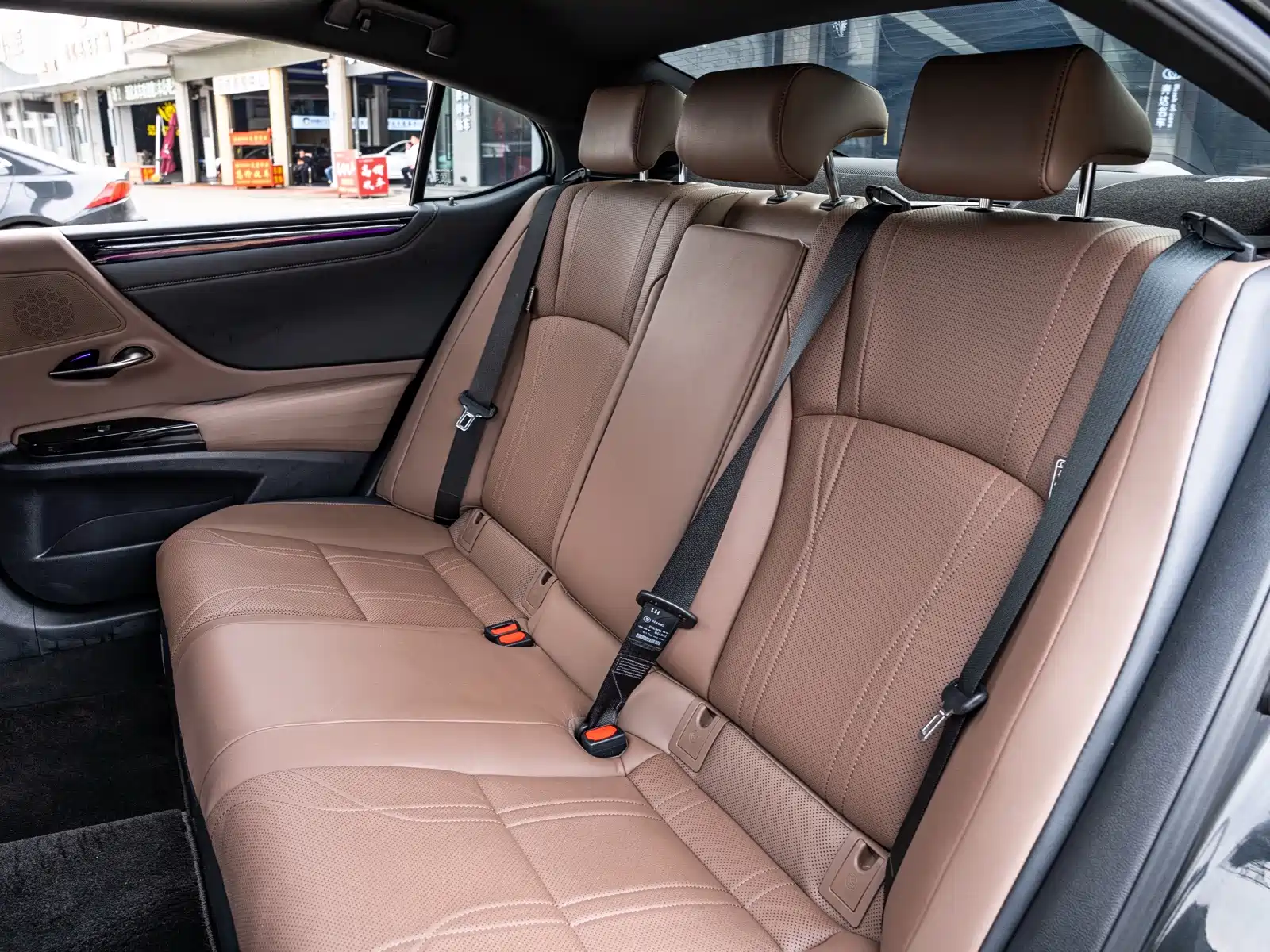 Photo 12 - Lexus ES