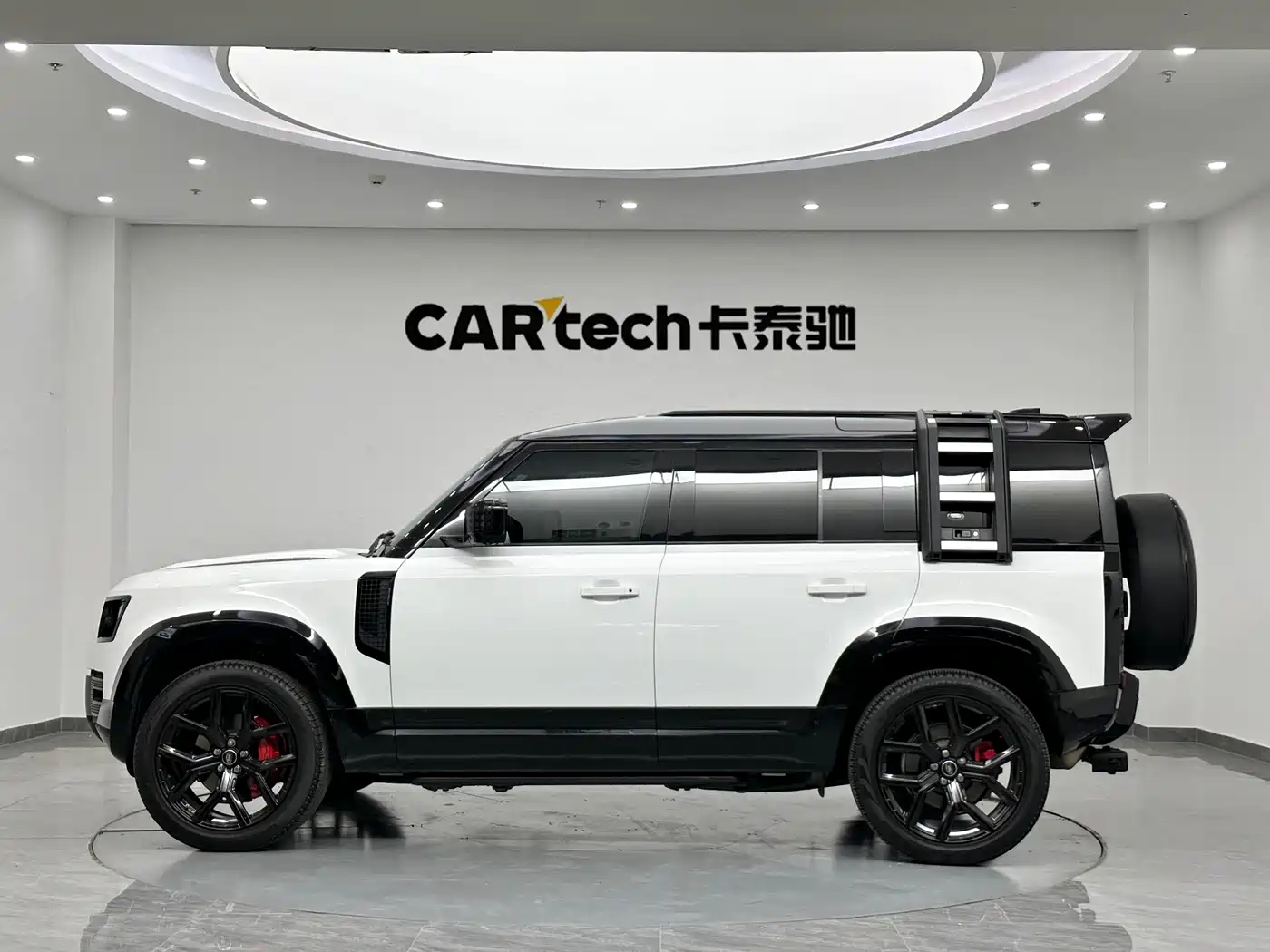 Land Rover Defender 2022 110 P400 Dark Special Edition фото 4