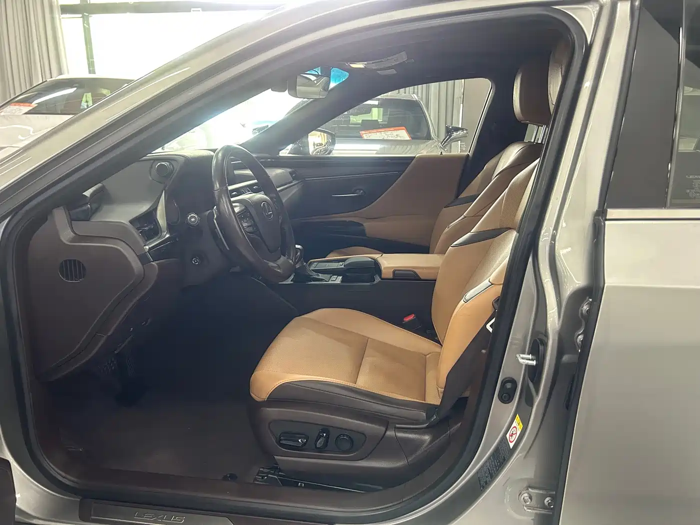 Photo 4 - Lexus ES