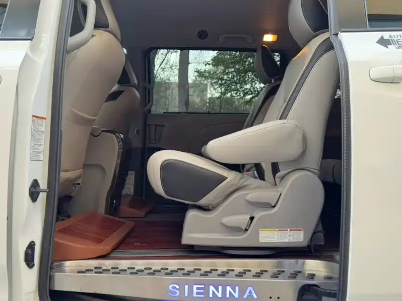 Toyota Sienna 2015 3.5L 2WD LE фото 7