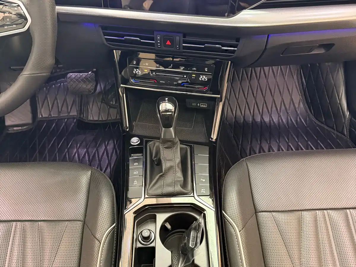 Volkswagen Passat 2023 330TSI Luxury Edition фото 15