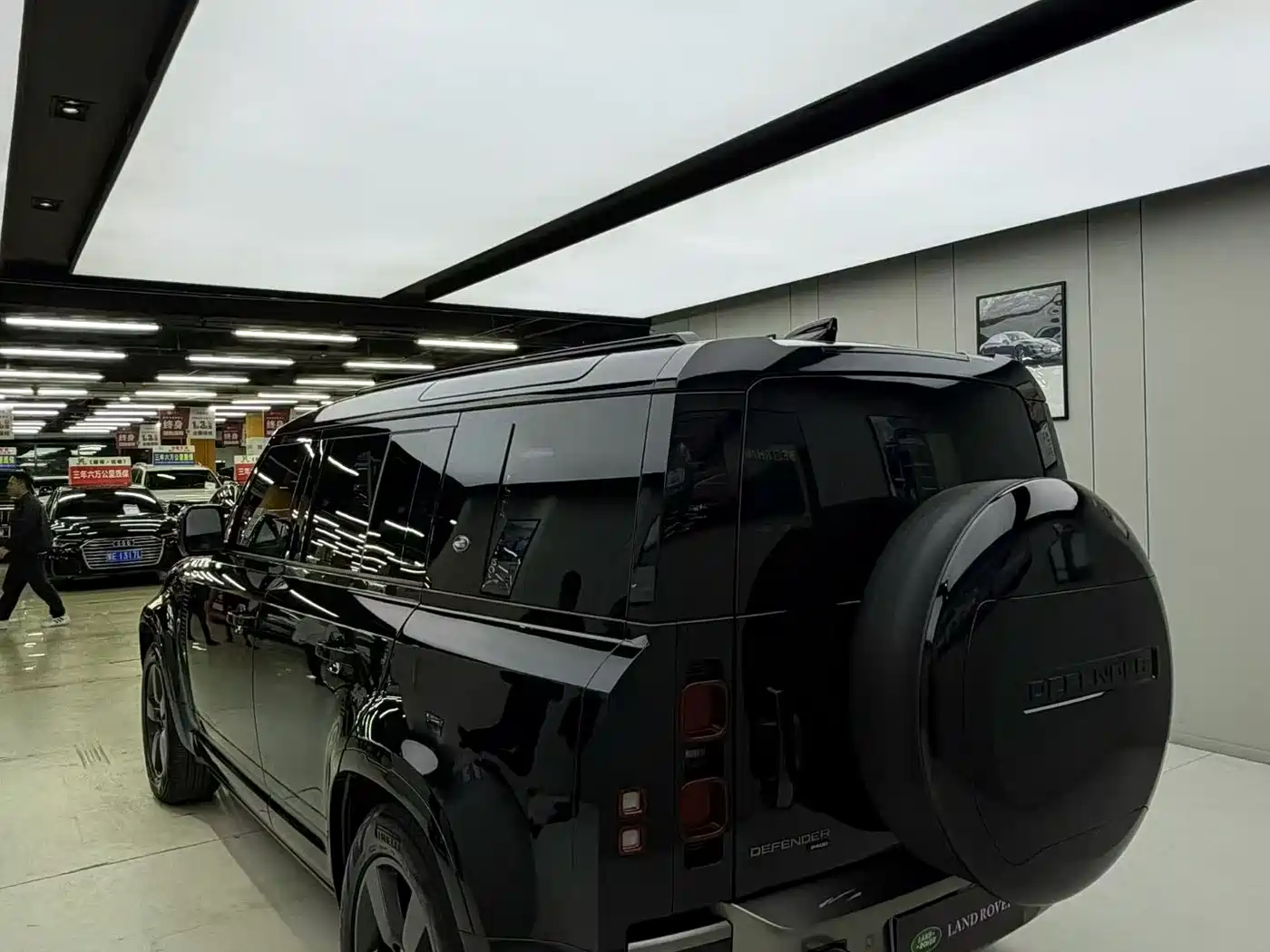 Land Rover Defender 2023 Model 110 3.0T P400 Dark Special Edition фото 4