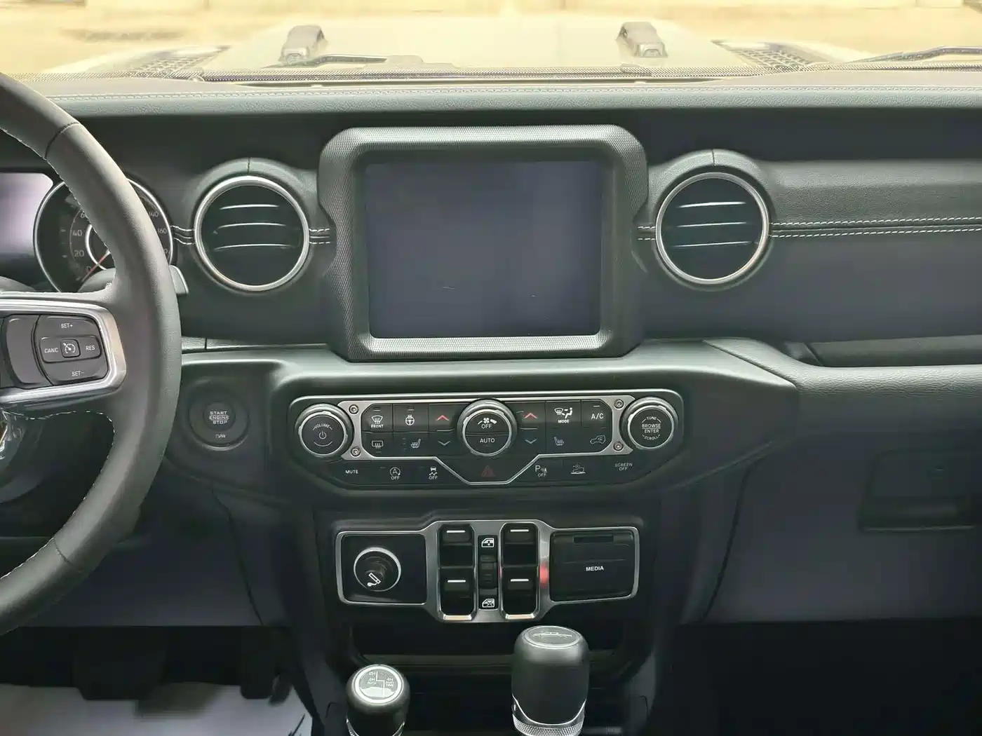 Photo 10 - Jeep Gladiator
