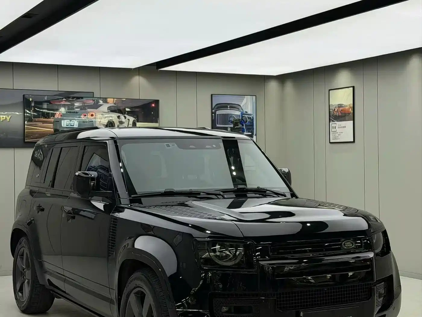 Land Rover Defender 2023 Model 110 3.0T P400 Dark Special Edition фото 3