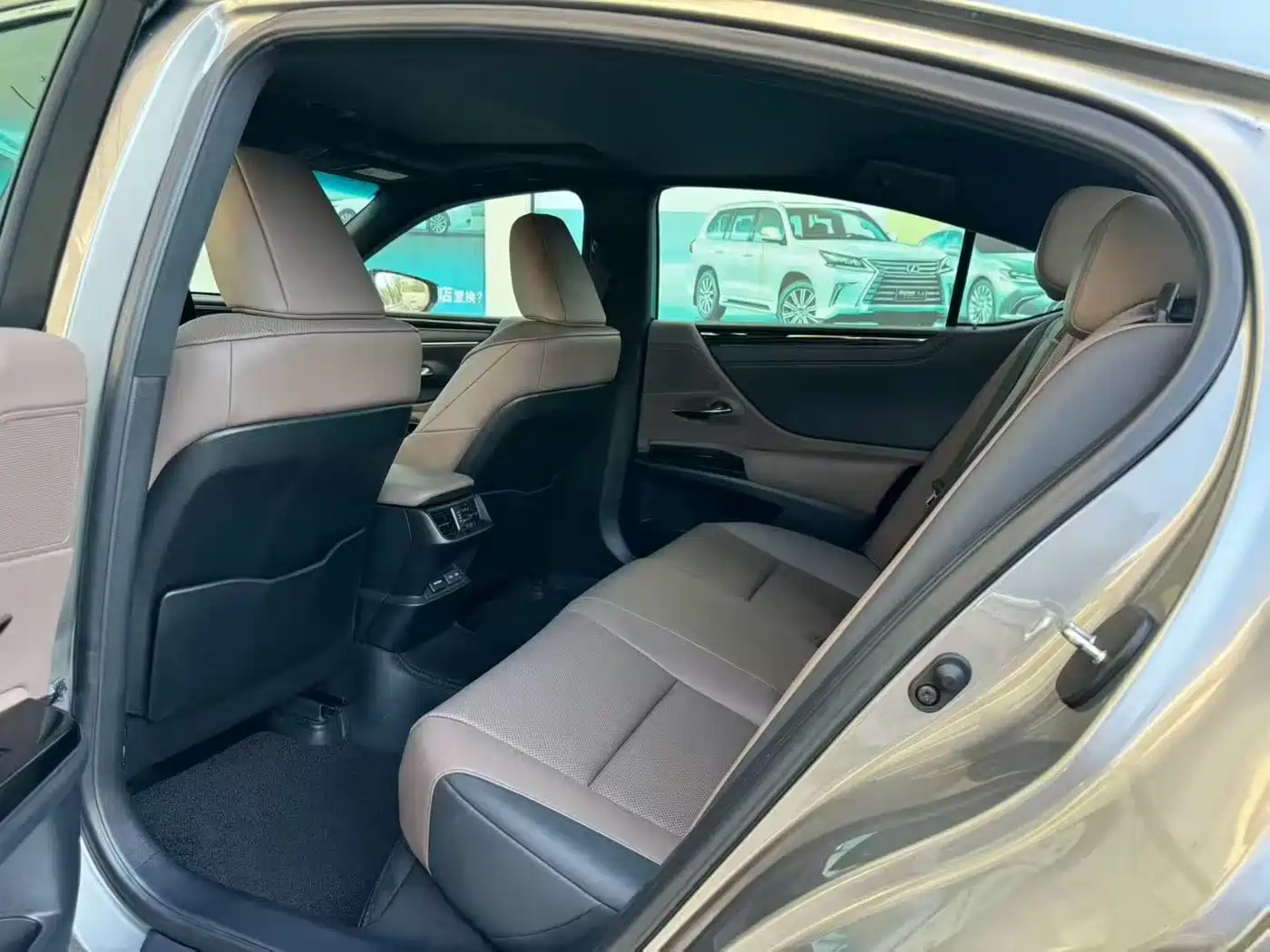 Lexus ES 2023 200 Excellence Edition фото 6